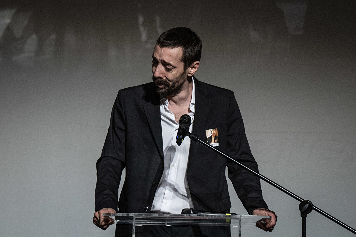 "Biz sadece bir aile değil, onun etrafında büyüyen topluluk olduk"<br><br>Törende konuşma yapmakta zorlanan Osman Sınav'ın oğlu Yusuf Ömer Sınav da "Babam çok güzel bir adamdı. Sadece yaptığı filmlerle değil, hayata, insanlara bakışıyla, insanlara kattığı değerle, birçok kişiye sadece yönetmen olarak değil, bir abi, çoğu zaman bir baba olarak dokundu. Onun sayesinde binlerce insan ailemize katıldı. Asistanları, oyuncuları, dostları, hepsi bizden oldu. Biz sadece bir aile değil, onun etrafında büyüyen topluluk olduk." ifadelerini kullandı.<br><br>Babasının sevgisini göstermeyi çok iyi bildiğini aktaran Sınav, şunları kaydetti:<br><br>"Sessizliğiyle her şeyi gösterirdi. Sevgisini birçok zaman yüksek sesle değil, hep derinden içimize işleyerek gösterirdi. Babamın hayatına baktığınızda yalnızlığı tanımış ve taşımış olduğunu görürsünüz. Öyle ilginç bir yalnızlık yaşadı ki kardeşlerinin var olduğunu bilerek, onlara yol açarak, okul okuduğu zaman, işini yaptığı zaman hep bir ailesinin var olduğunu bilerek yaptı. Başardıklarını başarması o kadar kolay değildi. Bizden de feragat etmesi gerekti ama hep aklında biz vardık."