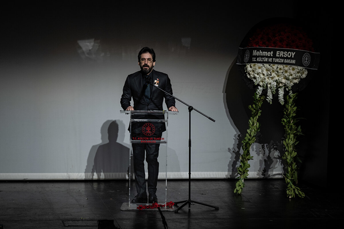 "Zihnimizde ve gönlümüzde derin izler bıraktı"<br><br>Kültür ve Turizm Bakan Yardımcısı Mumcu, törende yaptığı konuşmada, Sınav'ın ailesine ve sevenlerine başsağlığı dileyerek, "Yapımlarıyla Türk televizyonlarına yön veren büyük ustayı kaybetmenin derin üzüntüsünü yaşıyoruz. Zihnimizde ve gönlümüzde derin izler bırakan, dizi ve filmleriyle sanat dünyamıza ruh ve karakter katan birisinin ardından konuşmak gerçekten son derece zor. Osman Sınav, yönetmen, yapımcı ve senarist kimliğinin ötesinde bu milletin hikayesini anlatan, toplumun ruhunu ekranlara taşıyan gerçek sanat adamıydı." dedi.