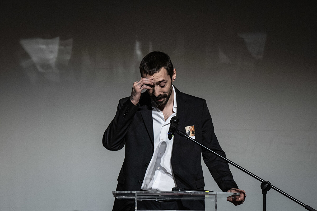 "En devrimcisinden, en anarşistinden fikirler havalarda uçuşurdu"<br><br>Sınav'ın yakın dostu Tims Group CEO'su Metin Ergen ise usta yönetmenle 2015 yılında tanıştıklarını belirterek, birlikte yaşadıkları hatıraları katılımcılarla paylaştı.<br><br>Ergen, Sınav'ın ufuk açan bir şahsiyet olduğunun altını çizerek, "Bir Hz. Yusuf aşığıydı. Oğluna da karakterlerine de adını vermiş bir Yusuf aşığıydı. Osman abiye, 'Ne yapıyorsun hocam?' dendiğinde, hani 'Tekkeyi bekliyoruz.' denilir ya, o ise kuyuyu bekliyordu. 'Kuyunun içinde misin, yoksa kuyunun başındaki güvercin misin?' diye soramazdım ama anlatırdı. Yusuf kıssasından girerdi, Thomas Mann'ın 'Yusuf ve Kardeşleri' dörtlemesinden çıkardı. 'Şunun filmini, dizisini yapsak mı?' diye çok tehlikeli fikirleri vardı. Birden ben ODTÜ'de öğrencilik günlerime dönerdim. En devrimcisinden, en anarşistinden fikirler havalarda uçuşurdu." şeklinde konuştu.