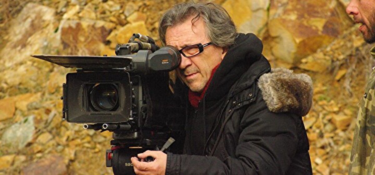 Türk dizi tarihine damga vurmuş usta yönetmen ve yapımcı Osman Sınav, 69 yaşında hayatını kaybetti. Uzun süredir kanser tedavisi gören ve dün yaşamını yitiren Sınav, ardında sayısız başarılı proje ve milyonların kalbinde silinmez izler bıraktı. ‘Deli Yürek’, ‘Ekmek Teknesi’ ve ‘Kurtlar Vadisi’ gibi yapımlarla hatırlanan Sınav’ın mesleki kariyerinde hayal ettiği ama ulaşamadığı bir istek gün yüzüne çıktı.