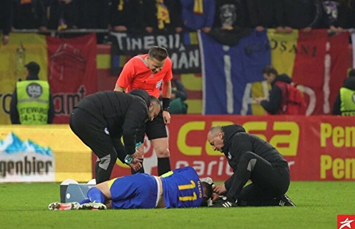 Burnu kırılan tecrübeli golcü mücadeleyi tamamlayamadı ve ambulansla hastaneye kaldırıldı.<br>