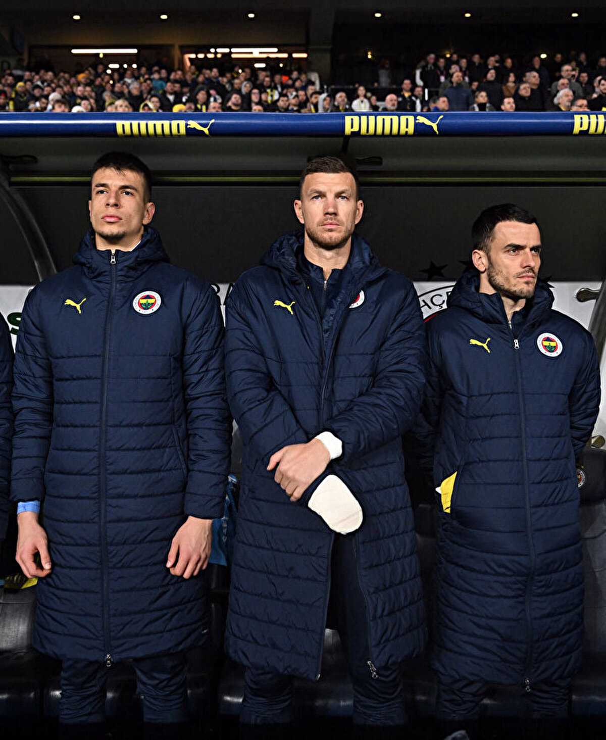 Edin Dzeko'nun burnunda oluşan ödemden ötürü 28 Mart Cuma günü oynanacak Bodrum FK maçının kadrosunda yer almayacağı, hafta içi kupada oynanacak Galatasaray derbisinde özel maskeyle kadroda olacağı öğrenildi.<br>