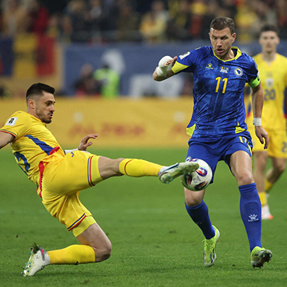 Sakatlık sonrası kulüpten alınan bilgilere göre; Edin Dzeko'nun kırılan burnu için ameliyatlık bir durumun olmadığı belirtildi.<br>