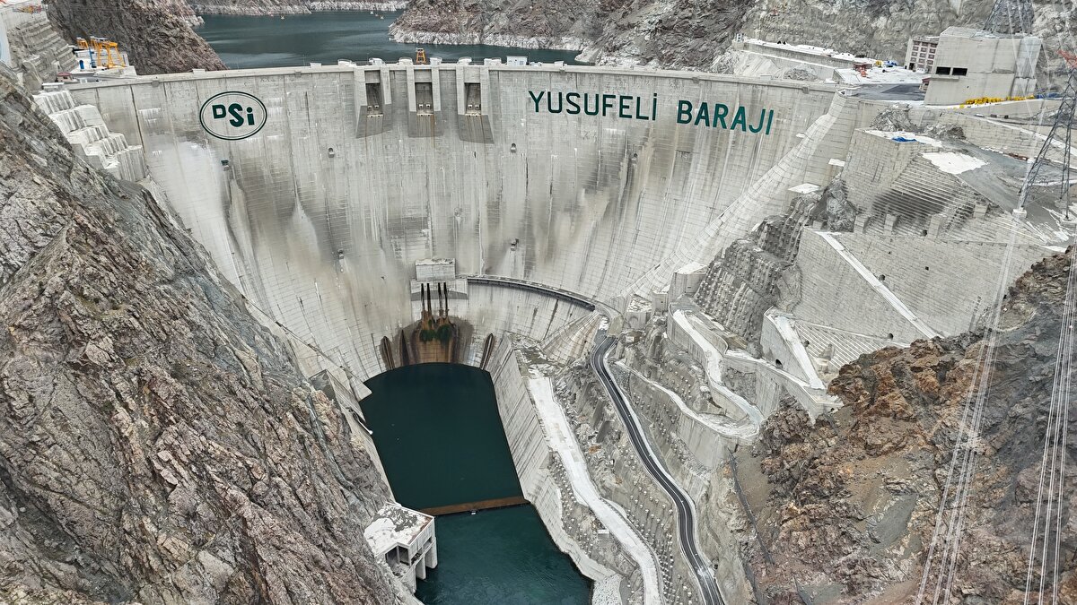 Barajların erozyon, sel, taşkın gibi durumlarda suyun kontrolü bağlamında önemli bir rolü olduğunu vurgulayan Tüfekçioğlu, "Çoruh Havzası gibi dağlık bir bölgede suyu depolamak için önemli bir alan. Yusufeli ve diğer barajlar rezervuarlarında önemli miktarda su depoluyor." diye konuştu.