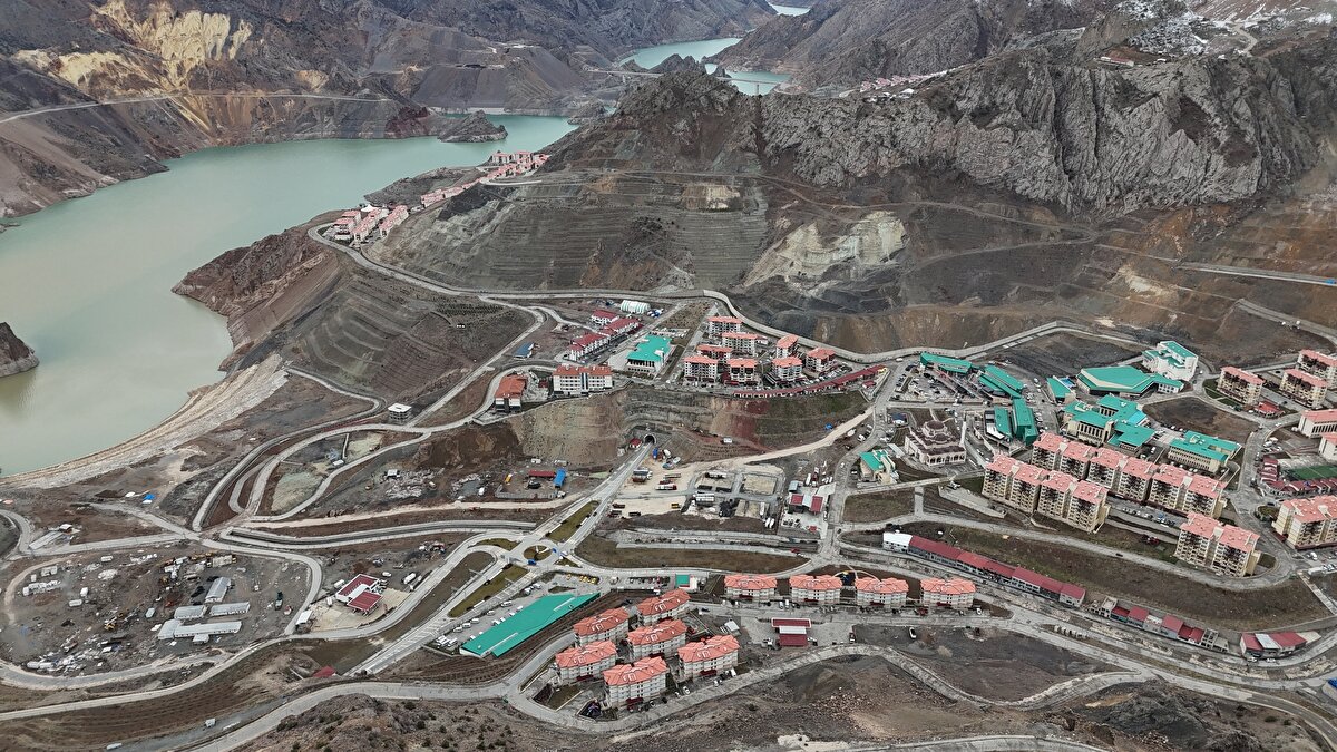 Tüfekçioğlu, AA muhabirine, barajların tarımsal sulama, içme suyu temini ve sanayideki su ihtiyacının karşılanması noktasında çok önemli bir su ve depolama kaynağı olduğunu söyledi.