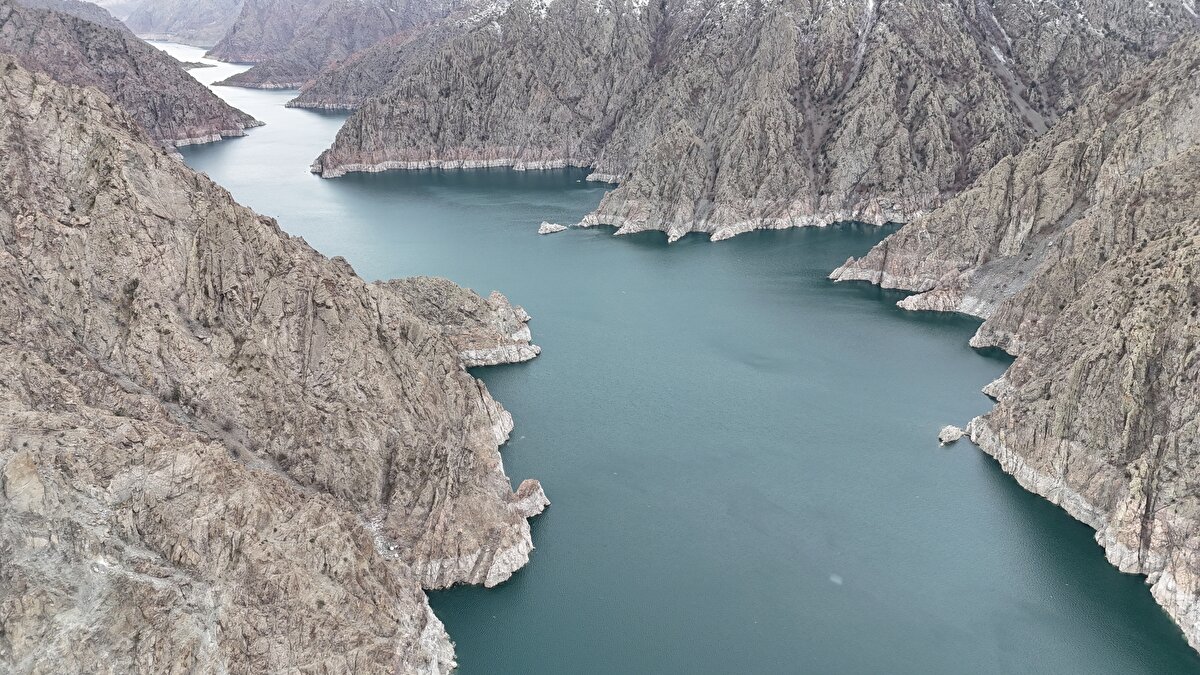 Artvin'de Çoruh Havzası'ndaki suyun daha çok enerji amaçlı kullanıldığına işaret eden Tüfekçioğlu, sözlerini şöyle tamamladı: