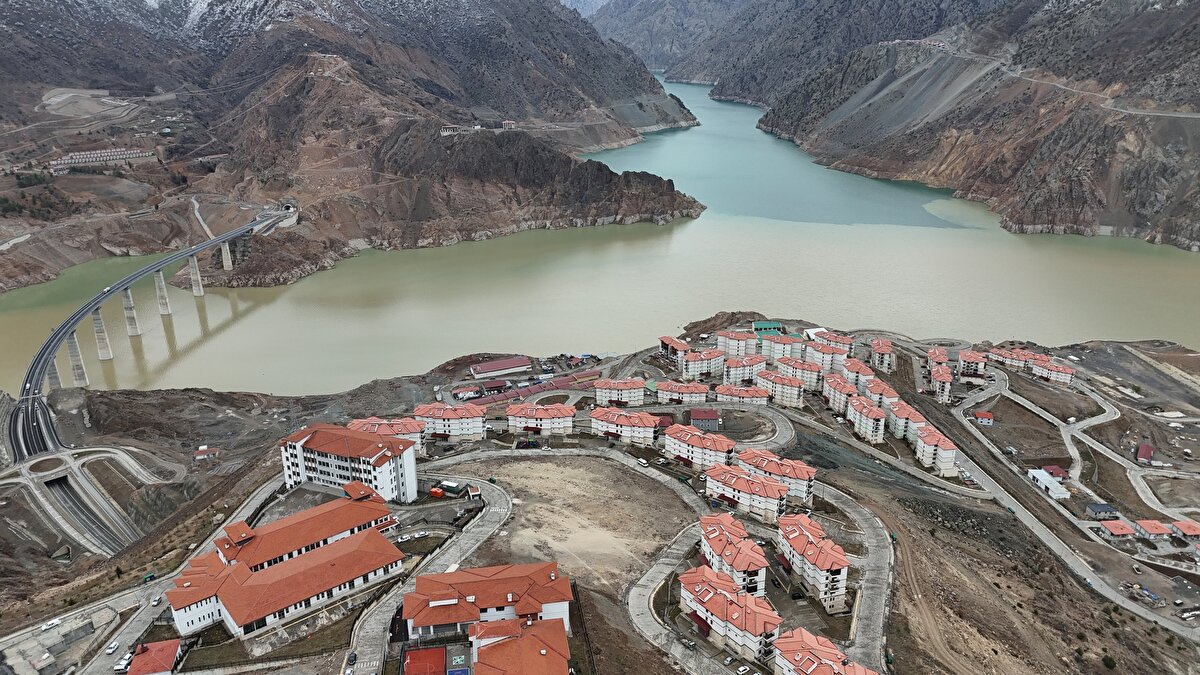 Tatlı su kaynaklarının verimli kullanımı, suyun önemini ortaya koymak ve su kaynaklarının sürdürülebilirliğini sağlamak amacıyla 1993'te Birleşmiş Milletler Genel Kurulu'nun 22 Mart'ı Dünya Su Günü ilan ettiğini hatırlatan Tüfekçioğlu, şöyle devam etti: