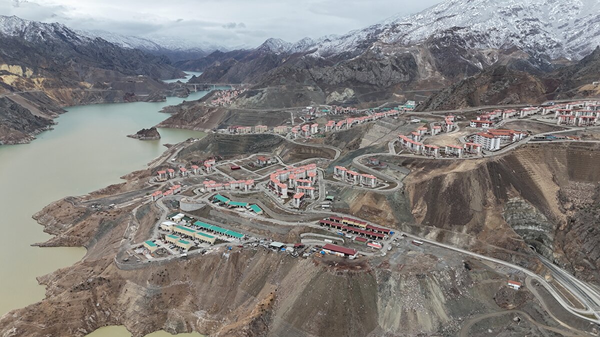 "İstanbul bölgesinde yaşanan su kıtlığı bunun göstergesidir"<br><br>Tüfekçioğlu, Türkiye'de kişi başına düşen su miktarının 1317 metreküp olduğunu ve bu durumun Türkiye'yi su kıtlığı çeken ülke sınıfına soktuğunu belirtti.<br><br>Yakın gelecekte bunun bin metreküpün altına düşmesinin yüksek bir ihtimal olduğunu vurgulayan Tüfekçioğlu, şu değerlendirmede bulundu:<br><br>"Düşer ise su fakiri bir ülke oluruz. Suya olan ihtiyacımız her geçen gün artmaktadır. Kullanılabilir 57 milyar metreküp suyun yüzde 77'si tarımsal sulamada kullanılmaktadır. Yüzde 12'si içme suyu olarak kullanılıyor. Yüzde 11'i de sanayide kullanılıyor. Bunun için iklim değişikliğine bağlı olarak suyun azalması bu sektörlerde de kendisini gösterecektir. İstanbul bölgesinde yaşanan su kıtlığı bunun göstergesidir."