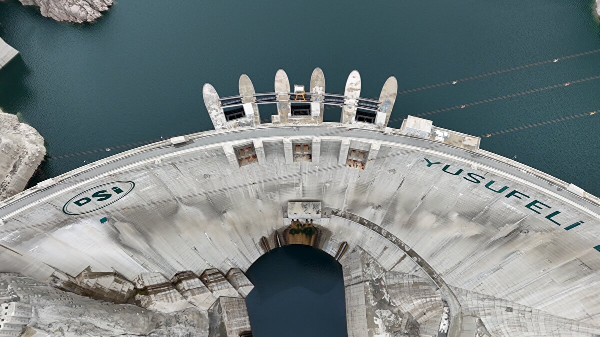 "Bu coğrafyada kişi başına düşen su miktarı 9 bin 600 metreküptür. Havza yıllık 20 bin metreküp civarında yağış suyu alıyor. Bu da bölgedeki su miktarını fazla kılıyor. Havzadaki su, enerji üretimine katkı sağlamaktadır. Artvin'deki barajların varlığı enerjiye yapmış oldukları katkı bağlamında çok önemlidir. Yusufeli Barajı, 2 milyar 130 milyon metreküp su depolama kapasitesiyle su kaynaklarının korunması noktasında büyük önem taşıyor."