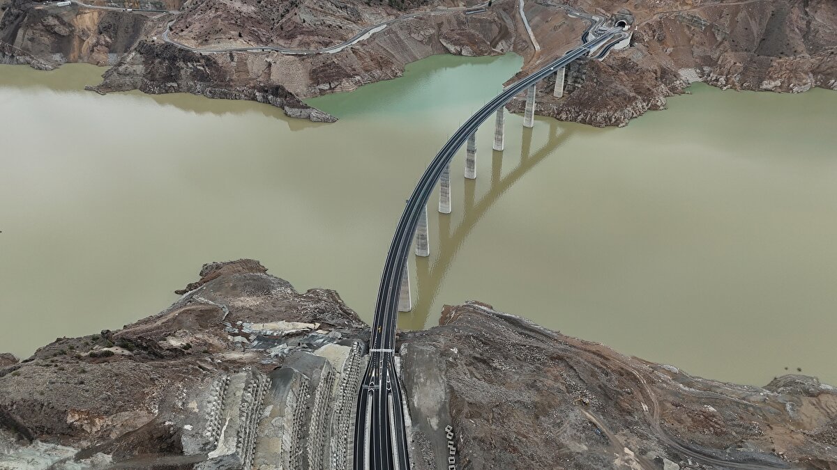 "Bu yıl Dünya Su Günü teması buzulların korunması. Buzullar önemli bir tatlı su kaynağı olarak büyük bir önem ihtiva etmektedir. Dünyadaki su varlığının yüzde 97,5'i tuzlu sudur. Bu da okyanus ve denizlerde tutulmaktadır. Geri kalan yüzde 2,5 oranındaki tatlı suyun büyük bir bölümü de buzullarda yer alıyor. Su hem eko sisteme hem de biz insanoğluna büyük katkı sağlamaktadır. Dünya üzerinde 5 yaşından küçük 200 milyon çocuk ölmektedir. Bunda da en önemli sebep suyun temiz olmaması."