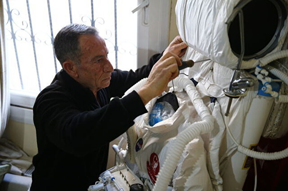 Mersin'de esnaf Zeki Konuk, geri dönüşüm malzemelerinden tasarladığı astronot kıyafetiyle sokak sokak gezip su tasarrufunun ve temiz suyun önemine dikkati çekiyor.