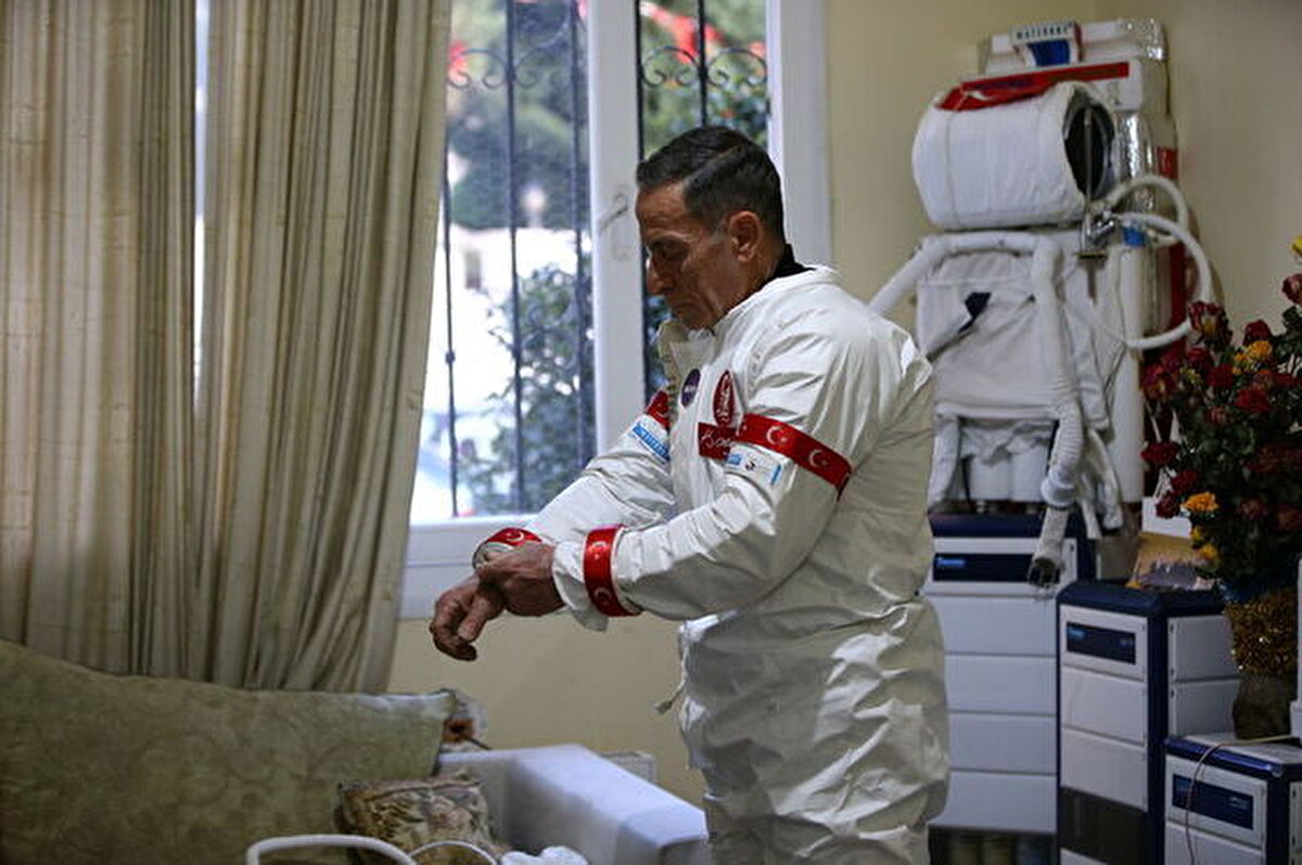 Konuk, hazırladığı kıyafete arıtma cihazı da entegre ederek su tasarrufu ve temiz suyun önemiyle ilgili farkındalık çalışmaları yapmaya başladı. 