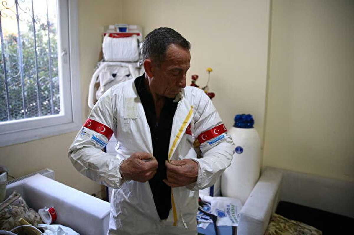 Altı ay süren çalışmanın ardından Konuk, atık su borusu, kırık motosiklet kaskı gibi malzemeleri kullanarak astronot kıyafeti tasarladı.