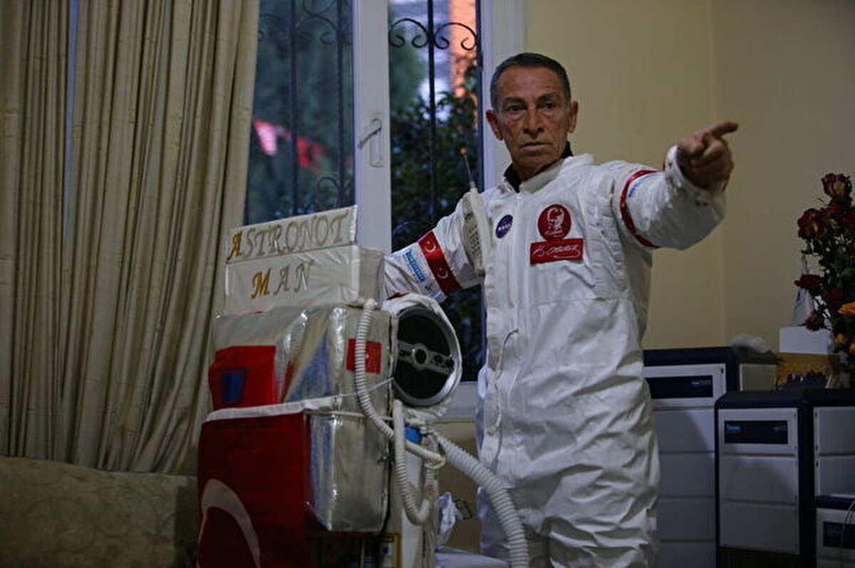 Belirli günlerde sokak ve meydanlarda bu özel kıyafetiyle su dağıtan Konuk, suyun önemi konusuna dikkati çekmeye çalışıyor.<br><br>Zeki Konuk, kentte "Astronot Man" olarak tanındığını söyledi