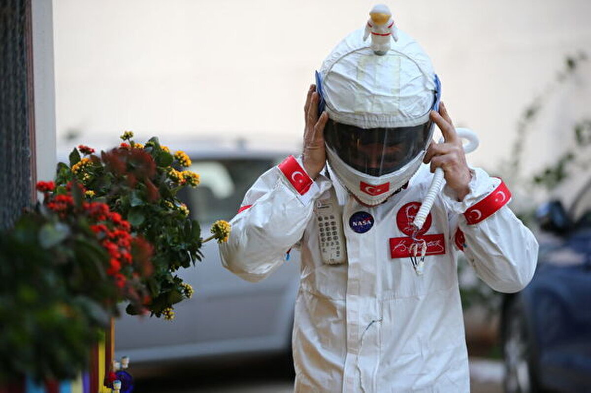 Teknoloji çağında gençlere ilham kaynağı olduğunu anlatan Konuk, "Bu kıyafeti yapmamın amacı insanlara sağlıklı suyu tanıtmak ve su içmelerini önermek. Kıyafetlerimle sahile giderek insanlara arıtılmış su ikram edip, suyun önemini anlatmaya çalışıyorum. Beni görenler şaşırıyor ve fotoğraf çektiriyor" diye konuştu.