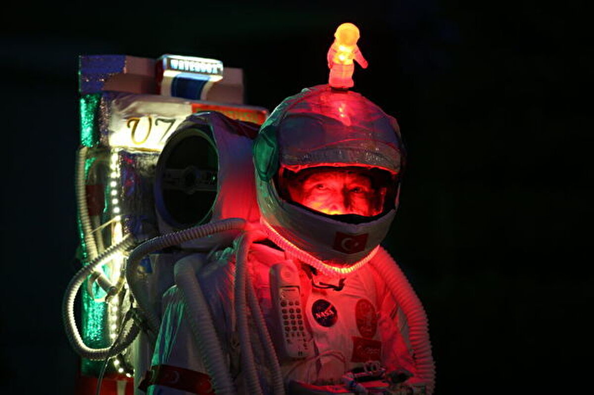 Su kullanırken artık daha dikkatli olacağını vurgulayan Halil Bayraz, "Arabayla geçerken abimizi görüp durduk. Ben ilk başta kendisini astronot sandım ama arıtma işi yapan biriymiş. Çok güzel yapmış kendisini takdir ediyorum. Projesi, suyun kullanımı için katkı sağlayabilir" ifadesini kullandı.