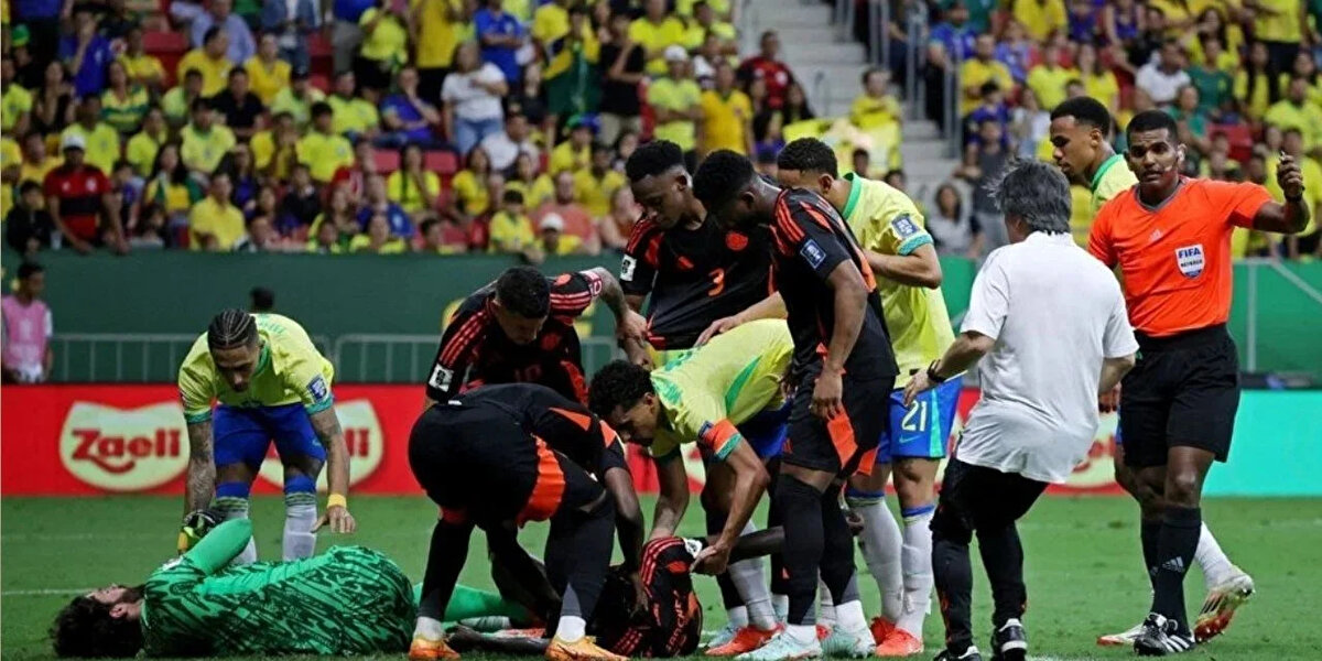 Kolombiyalı stoper Davinson Sanchez Brezilya ile oynanan maçta Alisson Becker ile çarpışmasının ardından oyundan çıkmak zorunda kaldı.<br><br>Brezilya kalecisi Alisson ile kafa kafaya çarpışan Sanchez kısa süreli bilinç kaybı da yaşadı.