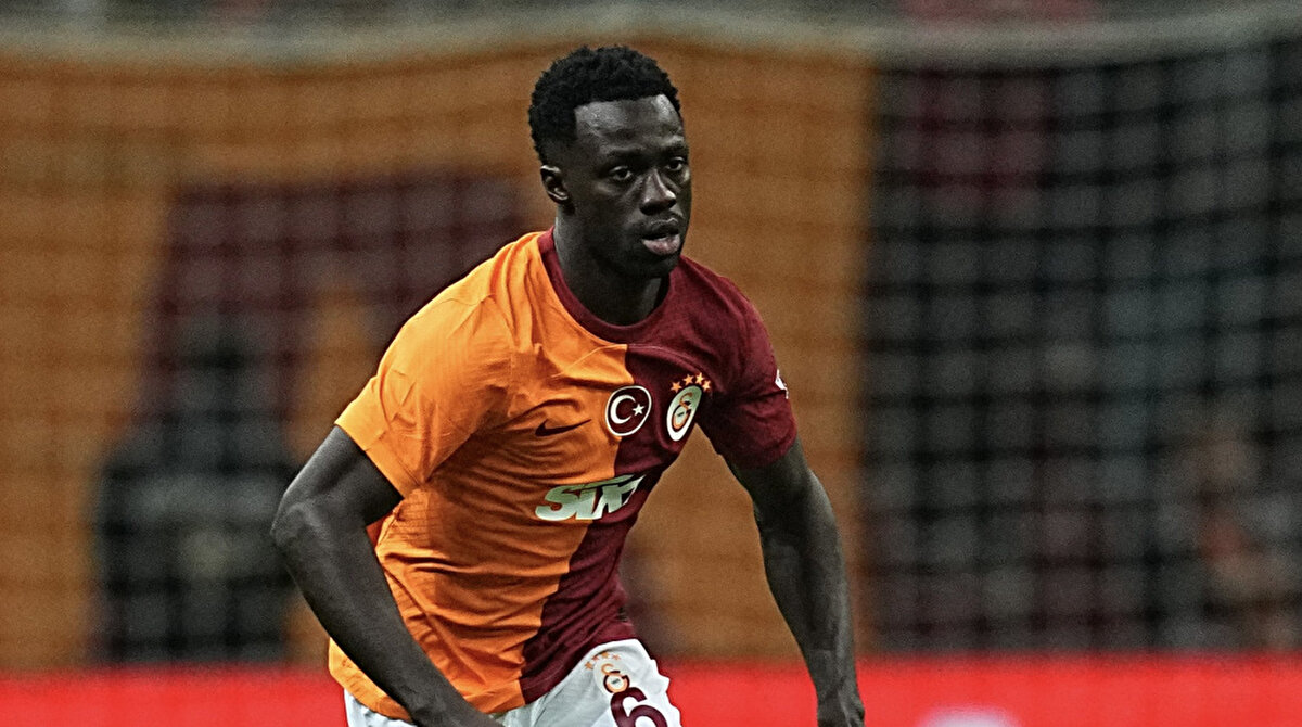 Kolombiya'da karşılaşmaya ilk 11'de başlayan Davinson Sanchez herkesi korkutan bir sakatlık yaşadı. Galatasaraylı yıldız, bir pozisyon esnasında Brezilyalı eldiven Alisson ile çarpıştı.
