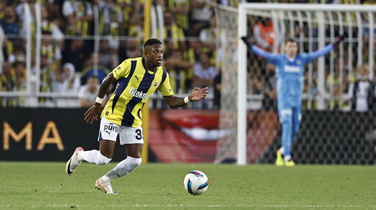 Gelecek sezon için kolları sıvayan sarı-lacivertli yönetim, takımdan ayrılacak isimleri belirlemeye başladı.<br>