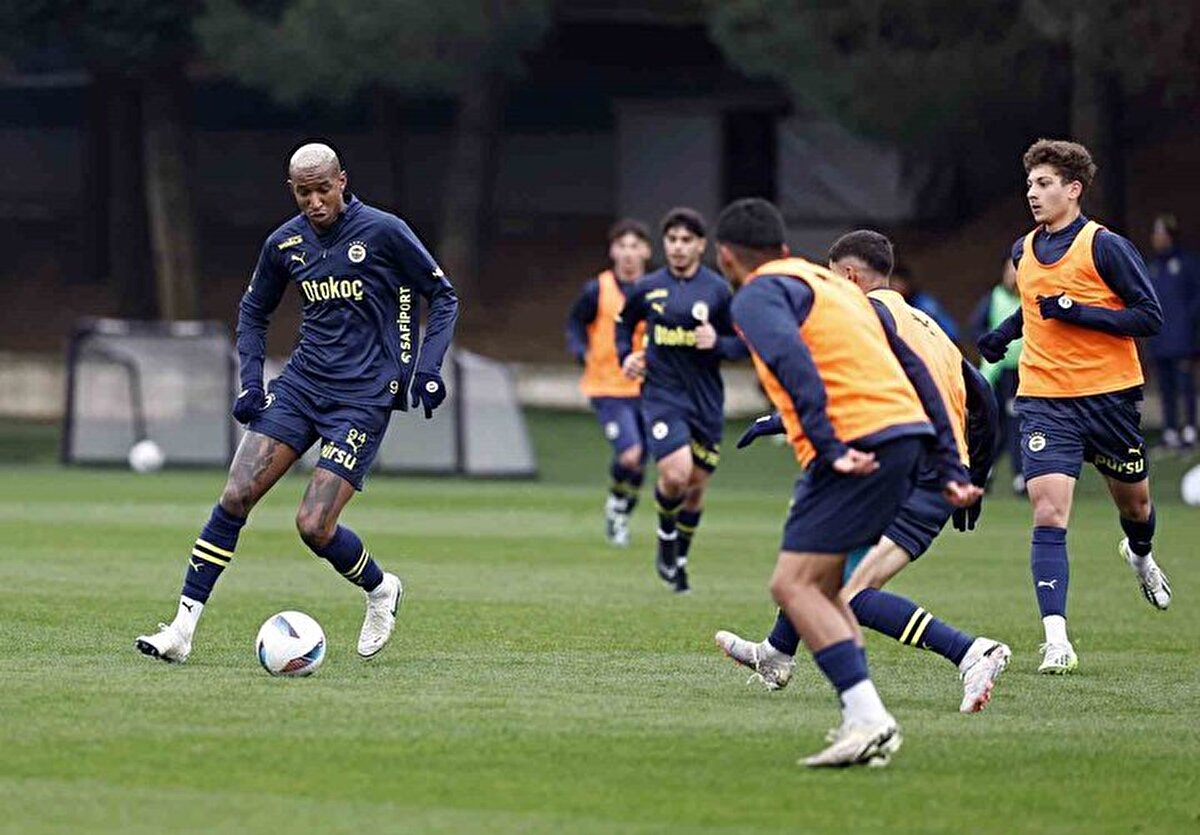 Fotomaç'ta yer alan habere göre teknik direktör Jose Mourinho da 10 numarada verim alamadığı oyuncusunu yeniden kenara atarak skor katkısı almaya çalışacak.<br>