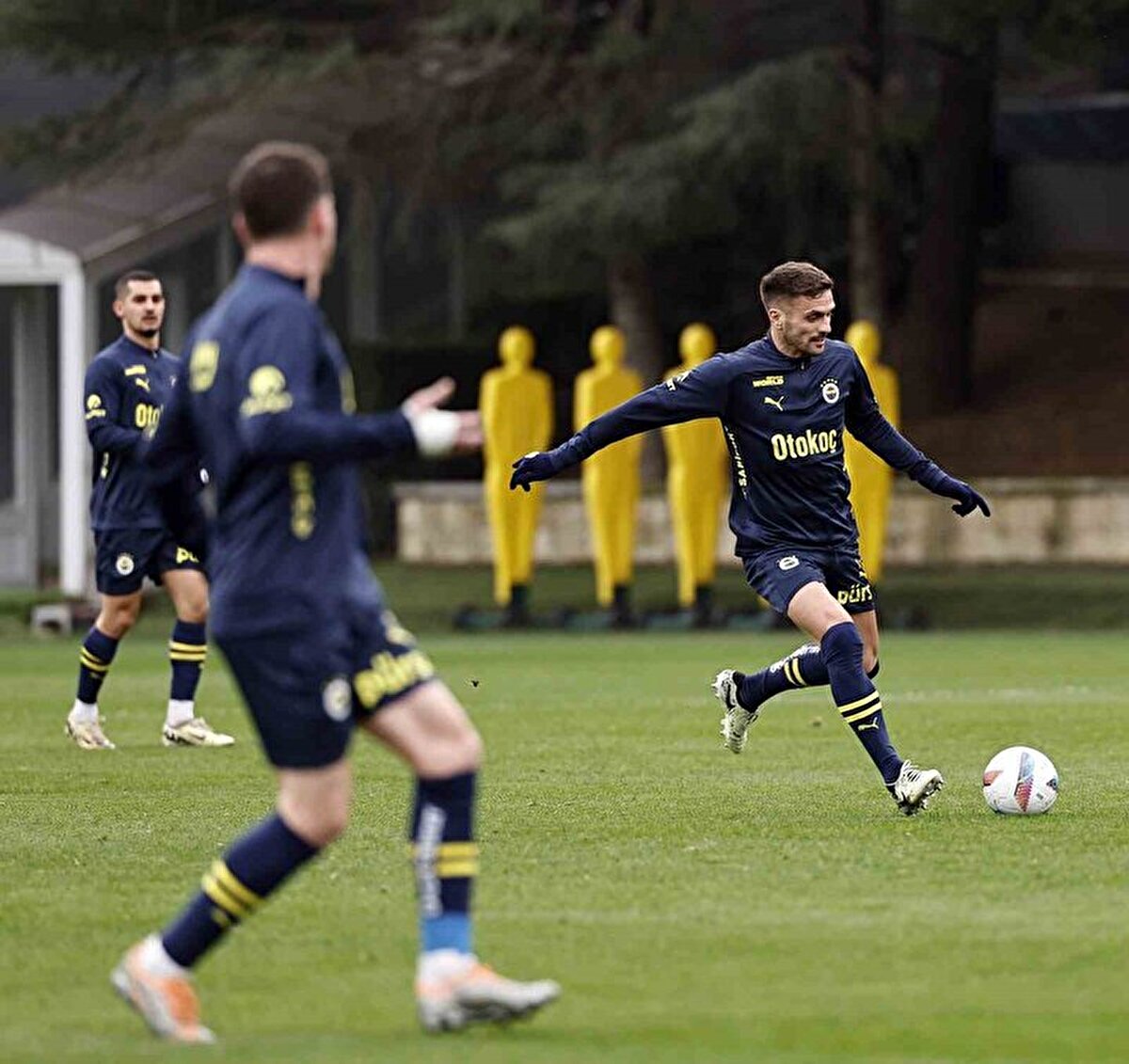 Dusan Tadic forvet arkasına geçtikten sonra büyük bir form düşüklüğü yaşıyor. Sırp yıldız kanatlarda forma giydiği maçlarda 8 gol-10 asist yaparken ortada ise verimli olamadı.