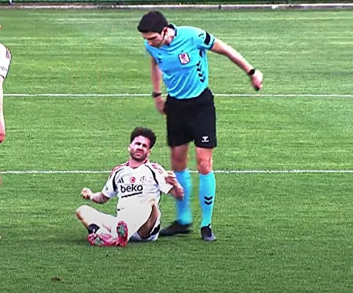 Mücadelede siyah-beyazlı takımın yıldız futbolcusu Rafa Silva sakatlık yaşadı. Portekizli oyuncu maça devam edemedi.