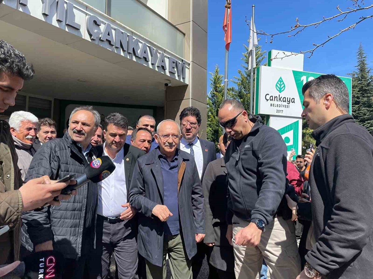 CHP Eski Genel Başkanı Kemal Kılıçdaroğlu, "Demokrasi mücadelesini her yerde, her ortamda ve bedeli ne olursa olsun vermek zorundayız" dedi.