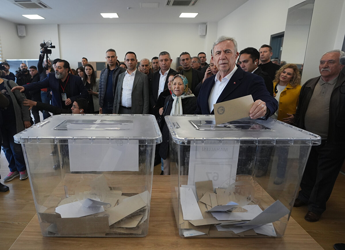 Ankara Büyükşehir Belediye Başkanı Mansur Yavaş, CHP'nin gelecek genel seçimlerdeki cumhurbaşkanı adayını belirlemek için düzenlediği ön seçim çerçevesinde, Alacaatlı Mahallesi'ndeki Çankaya Belediyesi ek hizmet binasında oyunu kullandı.