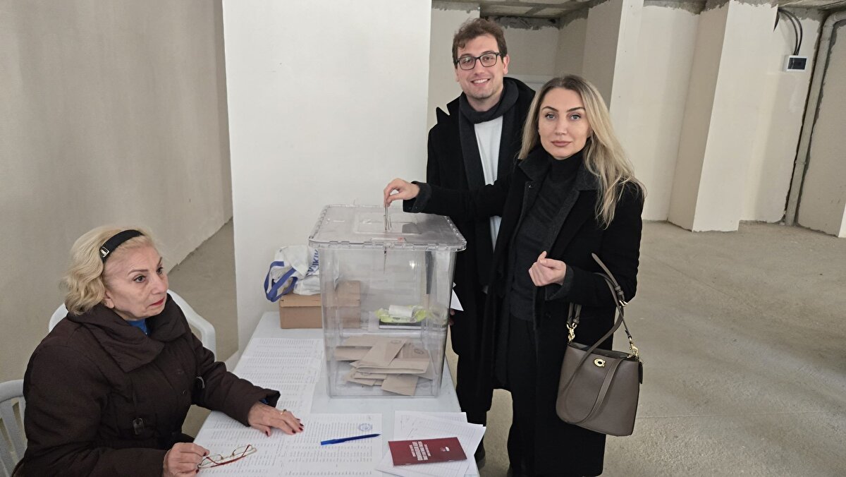 Ekrem İmamoğlu'nun eşi Dilek İmamoğlu da oyunu kullandı.