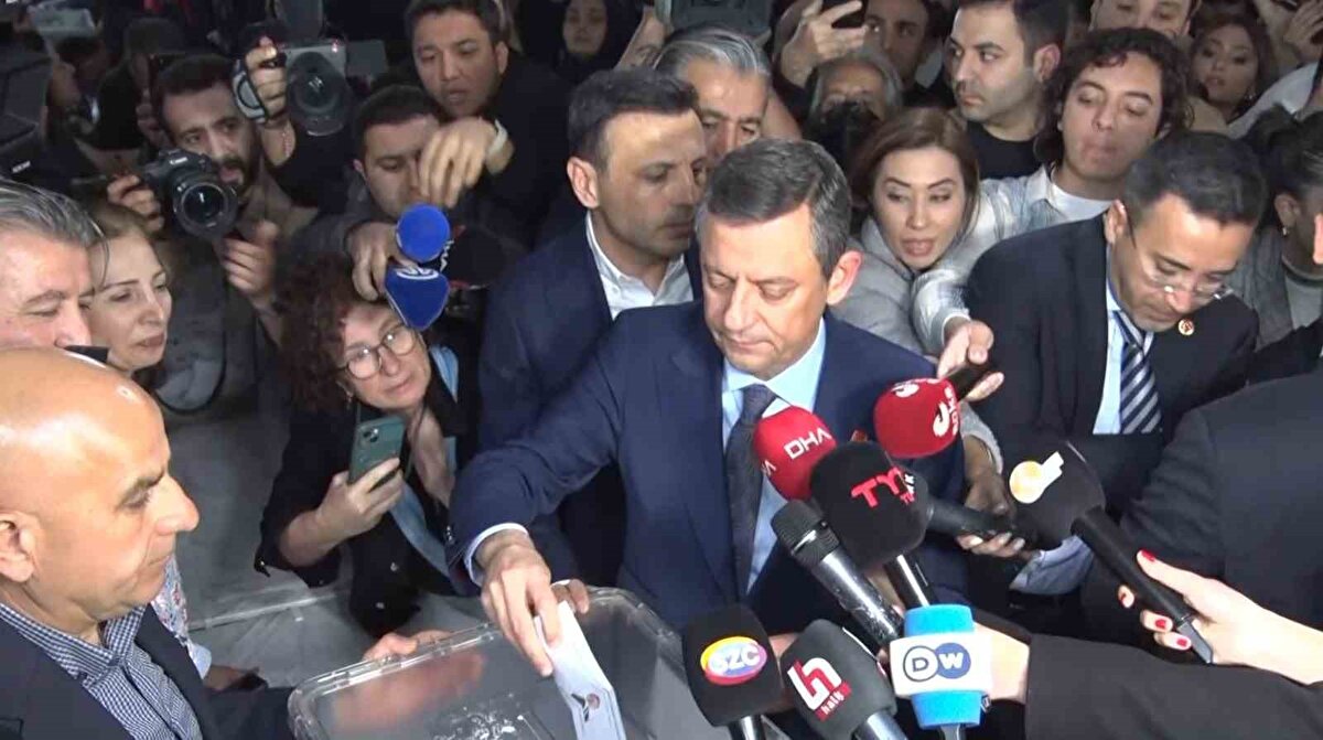 CHP Genel Başkanı Özgür Özel, Saraçhane'de oyunu kullandı. Sosyal medya hesabından "Saraçhane'de ön seçimde oyumu kullanıyorum" diyerek paylaşım yaptı.