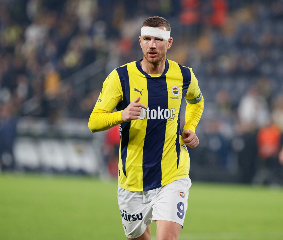Salı günü İstanbul'a gelecek olan tecrübeli futbolcu, Fenerbahçe'nin kulüp doktorları tarafından kontrol edilecek. Bu arada Dzeko'dan sağlık durumuyla ilgili bir paylaşım geldi.