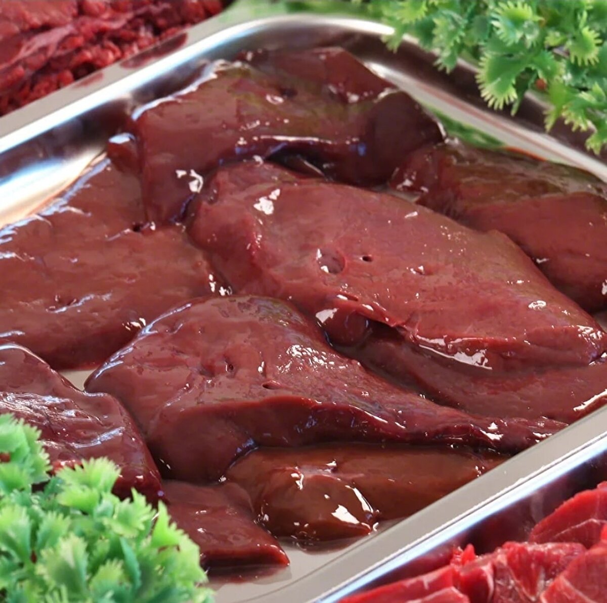 3. KARACİĞER<br>Karaciğer de saç beyazlamasına karşı etkili olan besinlerden. Sığır karaciğeri demir, B-12 vitamini ve bakır gibi birçok saç koruyucu besin maddesini içeriyor.