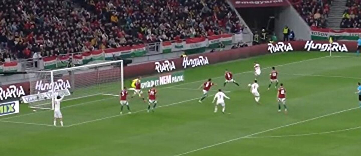 Oğuz Aydın, sağ köşede topu Arda Güler ile buluşturdu.