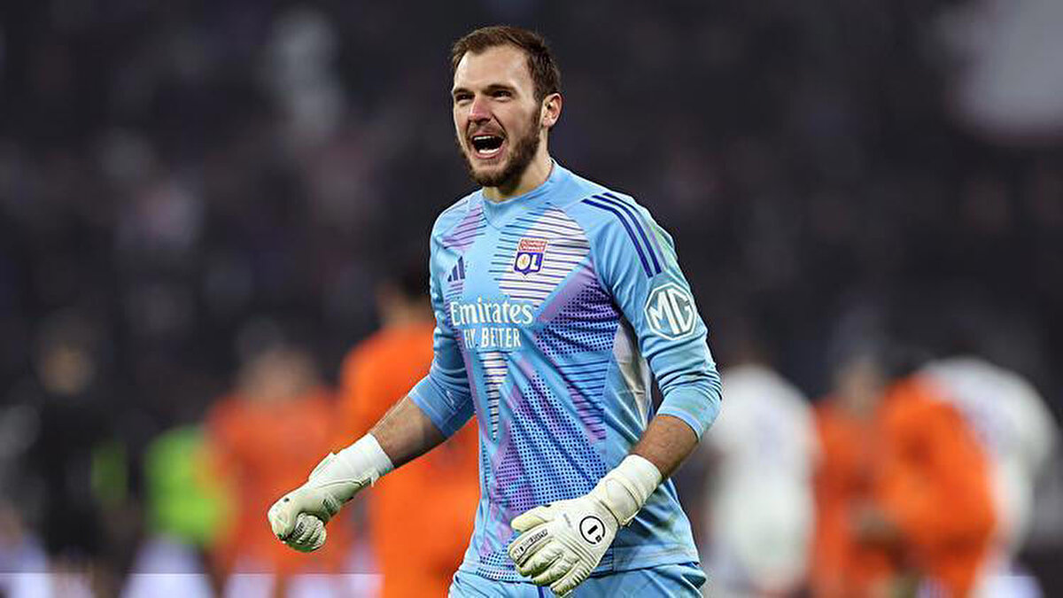 LUNIN'E ALTERNATİF TAFFAREL'DEN!<br><br>Galatasaray'ın yabancı kaleci adayları arasında 2. sırada Lyon forması giyen Lucas Perri var.<br><br>Sarı-Kırmızılı kulübe efsane kalecisi ve eski antrenörü Taffarel tarafından önerilen Perri’nin Lyon’la 2028 yılına kadar sözleşmesi bulunuyor.<br><br>27 yaşında 1.97 boyundaki Perri, aynı zamanda Gabriel Sara’nın da Brezilya’dan eski takım arkadaşı.<br><br>Galatasaray listenin ilk sırasındaki Andriy Lunin’in transferinde ilerleme sağlayamazsa Perri için Lyon’la masaya oturacak. Tecrübeli eldiven de Sarı- Kırmızılı kulübün ilgisine karşı son derece pozitif bir tavır takınmış durumda.
