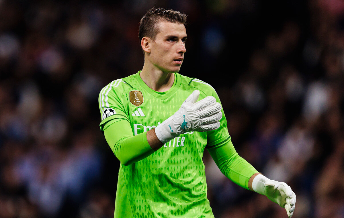 GALATASARAY'IN İŞİ HİÇ KOLAY DEĞİL<br><br>1.91 boyundaki Andriy Lunin’in piyasa değeri 20 milyon Euro civarında ve sözleşmesi 2030 yılına kadar devam ediyor. Ancak Courtois’nın arkasında daha fazla beklemek istemeyen başarılı kaleci, artık yeni bir maceraya yelken açmak istiyor. Galatasaray da Şampiyonlar Ligi kozuyla beraber Lunin’i ikna edip, transfer bütçesinin ciddi bir kısmını bu operasyona ayırmanın hesapları içinde.<br><br>Ukraynalı eldivenle Galatasaray dışında Manchester United, PSG ve Bayern Münih’in ilgilendiği iddia ediliyor.