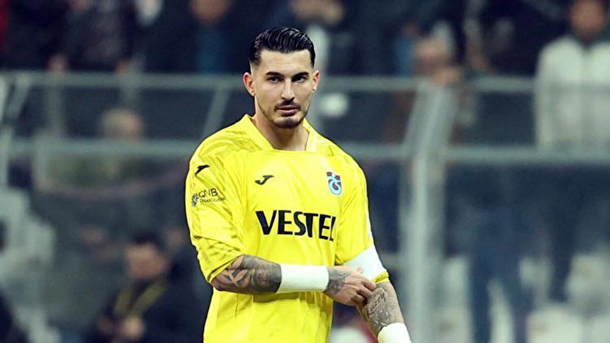 YERLİ KALECİDE İKİ İSİM ÖNDE<br><br>Sarı-Kırmızılı kulübün gündeminde sadece yabancı kaleciler yok. Yerli isimlerle de görüşme halinde olan ve henüz kalenin kime emanet edileceği konusuna son kararını vermeyen Galatasaray, Trabzonspor’dan Uğurcan Çakır’ı gözüne kestirmiş durumda. Ancak Milli eldiveni Bordo-Mavili kulüpten koparmak hiç kolay görünmüyor.