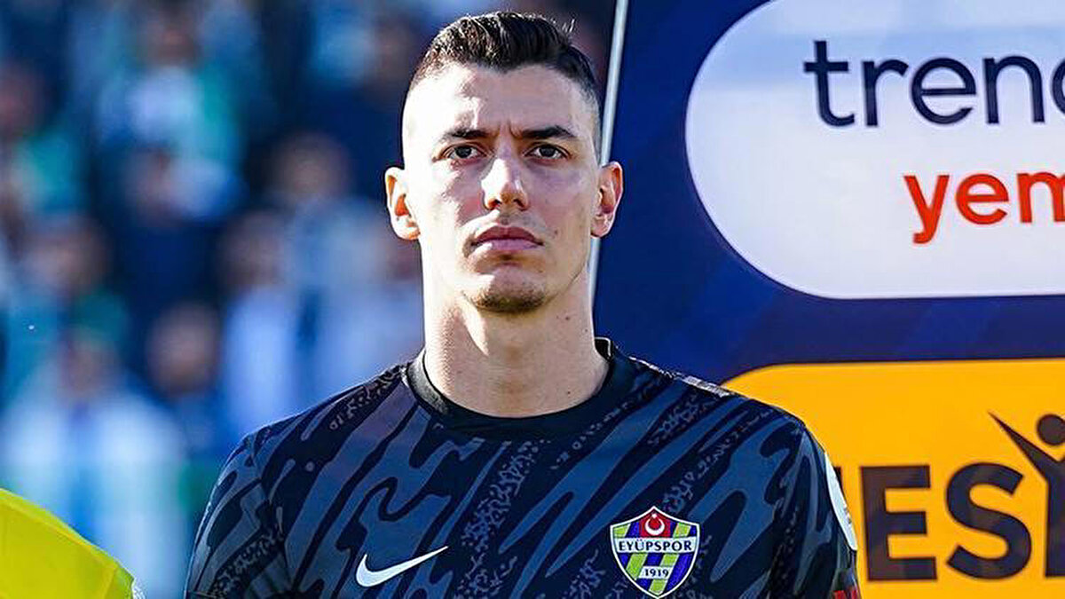 Bu nedenle Uğurcan’ın alternatifini de belirleyen Sarı- Kırmızılılar, Eyüpspor’un başarılı file bekçisi Berke Özer’le temas halinde. Galatasaraylı yöneticilerin ara transfer döneminde bir araya geldikleri Berke ile sezon sonu için söz kestikleri iddia ediliyor.