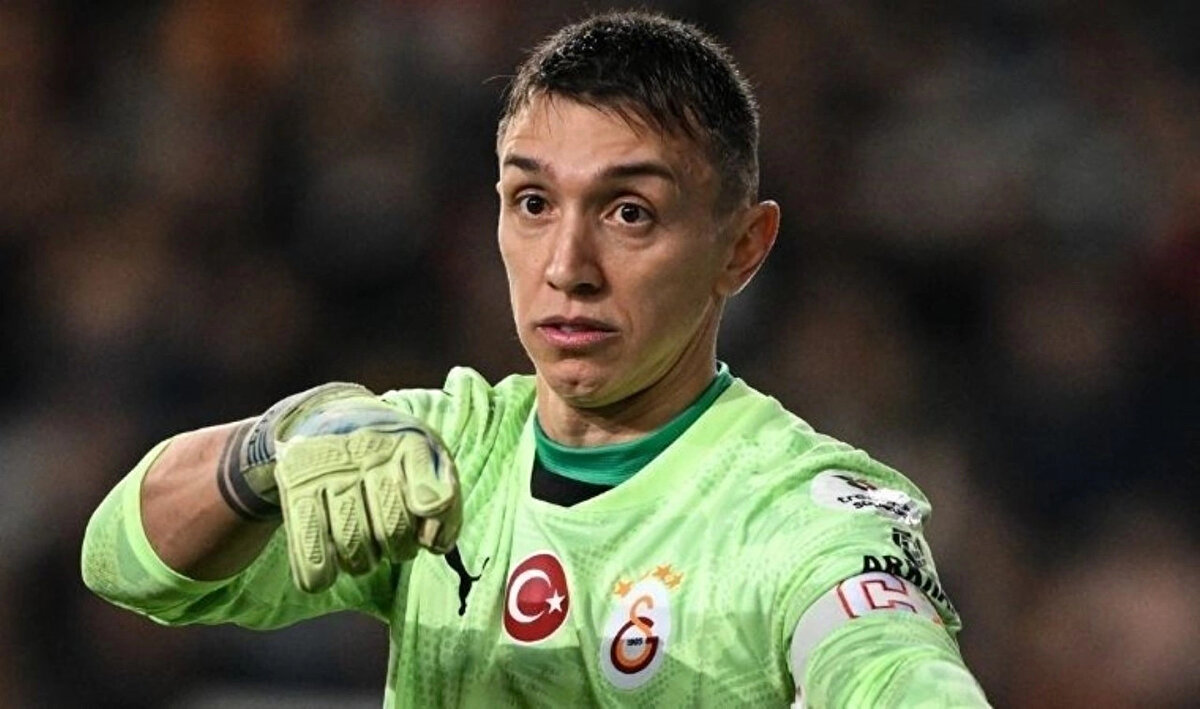 Öte yandan Galatasaray yönetimi, tıpkı Muslera gibi uzun yıllar Galatasaray'ın kalesini savunacak bir isim için kolları sıvadı.<br>