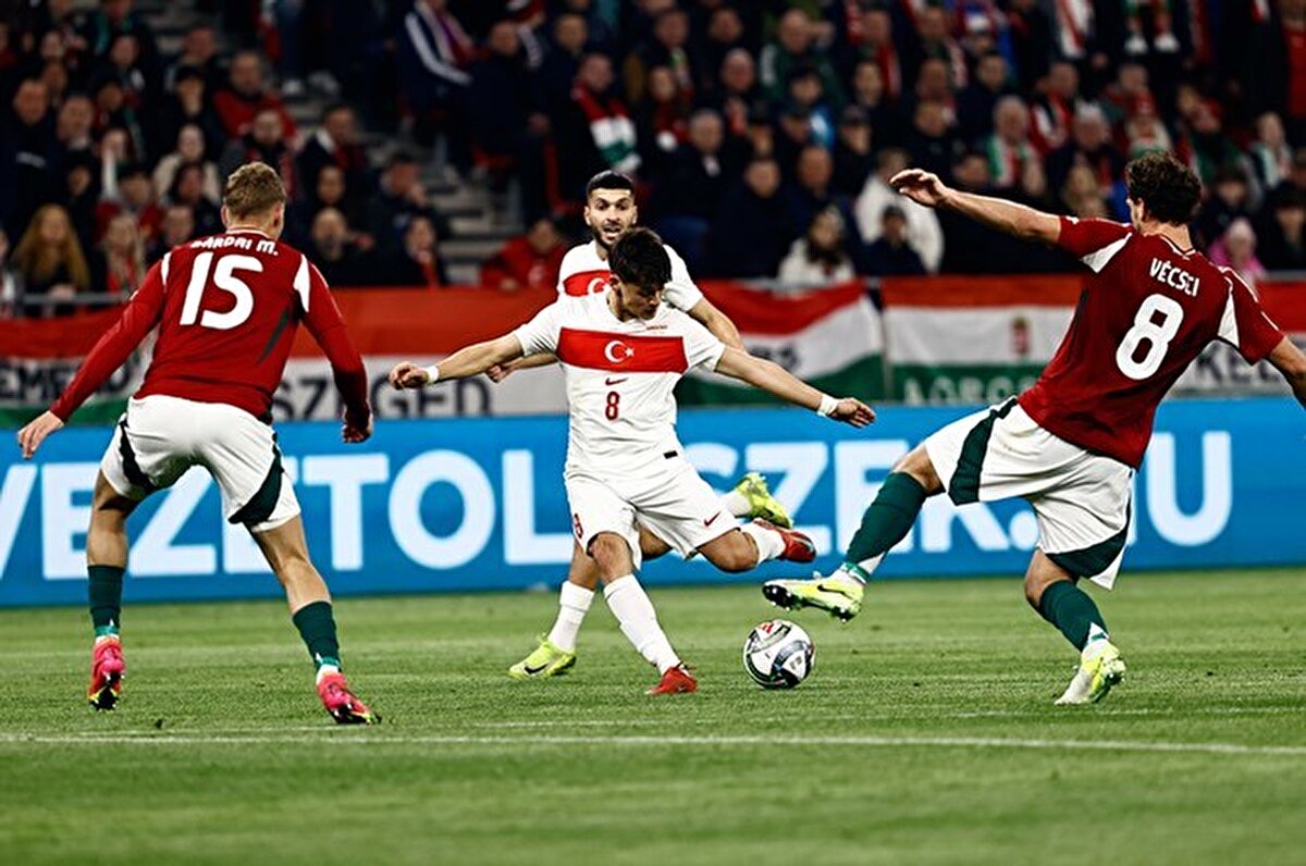 ARDA'NIN REAL MADRİD'DE ALDIĞI DAKİKAYA GÖNDERME<br>Bilindiği gibi Real Madrid'de teknik direktörü Carlo Ancelotti'den fazla forma şansı bulamayan Arda Güler, bu sezon takımında 1088' dakika süre almıştı. Macar oyuncu da Arda'nın az süre almasına bu yorumla gönderme yaptı.