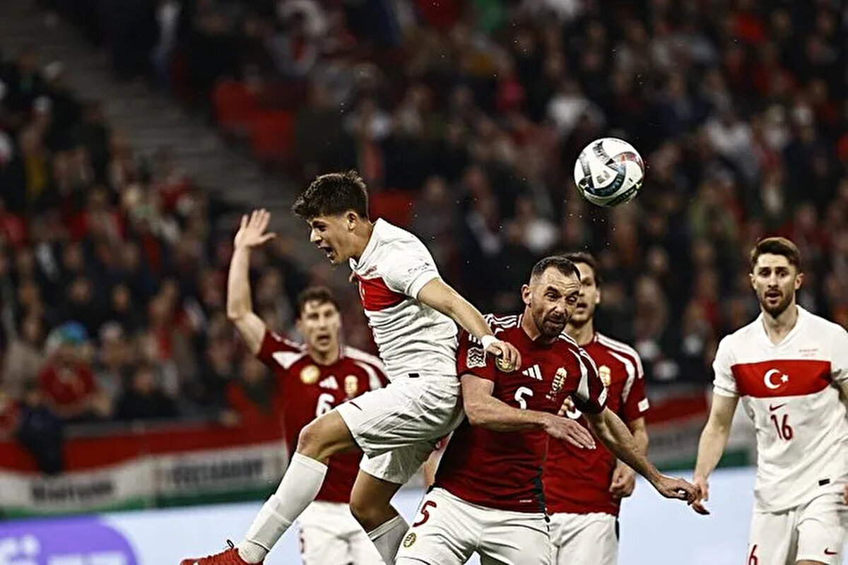 İKİLİ ARASINDA TANSİYON YÜKSELDİ <br>İlk yarıda yaşanan bir pozisyon sonrası Szoboszlai, milli futbolcu Arda Güler'e karşı sert bir tepki göstererek fiziksel temasta bulundu. Arda Güler de Szoboszlai'nin hareketine karşılık verince iki futbolcu arasında tansiyon arttı.