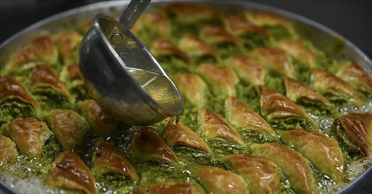 Fıstıklı baklavada büyük hile: Yer fıstığı ve bezelye<br><br>Bayram dönemlerinde tüketimin artmasını fırsat bilen bazı üreticilerin maliyeti düşürmek için hilelere başvurduğunu belirten Kırım, "Özellikle fıstıklı baklava konusunda dikkatli olunmalı. Bazı üreticiler, Antep fıstığı yerine boyanmış yer fıstığı ya da bezelye kullanabiliyor. Bu tür hileler, tüketiciyi aldatmanın yanı sıra sağlık açısından da risk oluşturuyor" dedi.