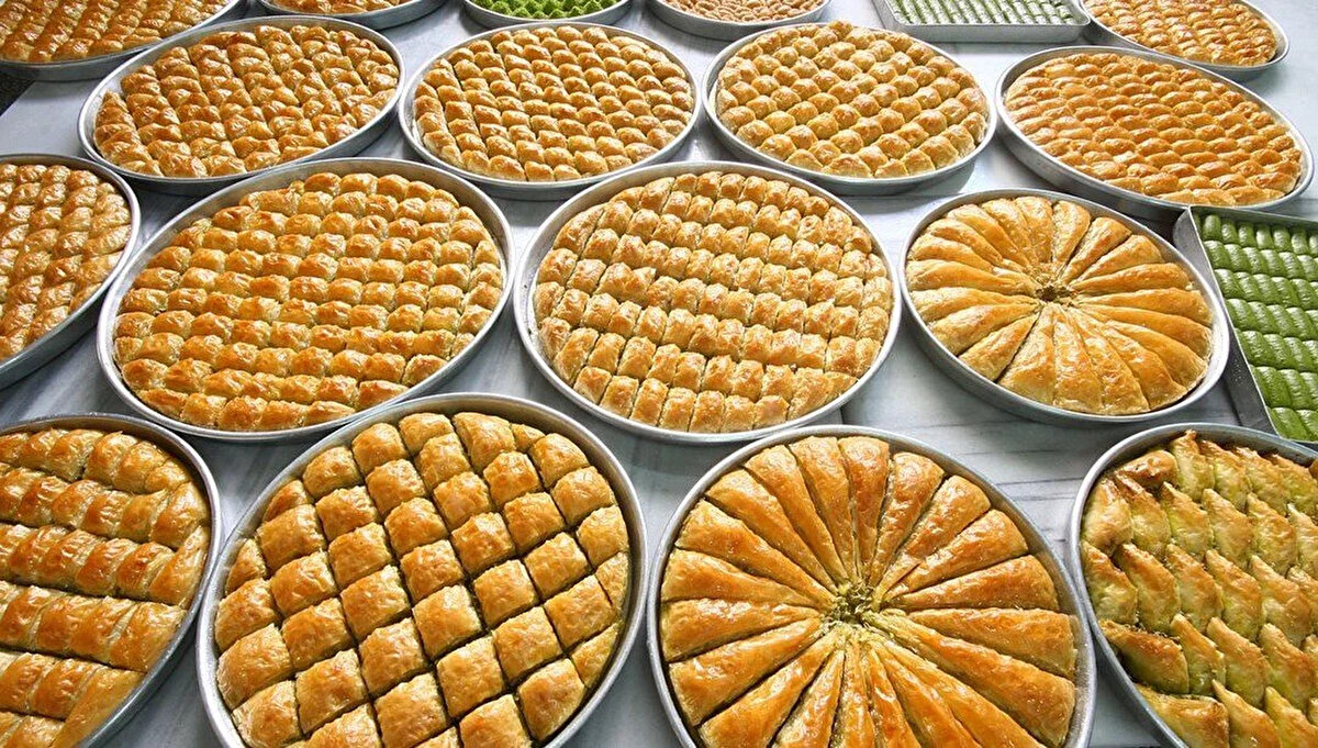 TRK kodu olmayan ürünlere dikkat<br><br>Gıda güvenliği açısından ürünlerin ambalajlı olmasına ve üzerinde gerekli bilgilerin yer almasına dikkat edilmesi gerektiğini vurgulayan Kırım, "Açıkta satılan şeker ve çikolatalardan uzak durulmalı. Üzerinde içindekiler bilgisi, son tüketim tarihi ve Tarım ve Orman Bakanlığı tarafından verilen TRK kodu olmayan ürünler kesinlikle satın alınmamalı" uyarısında bulundu.