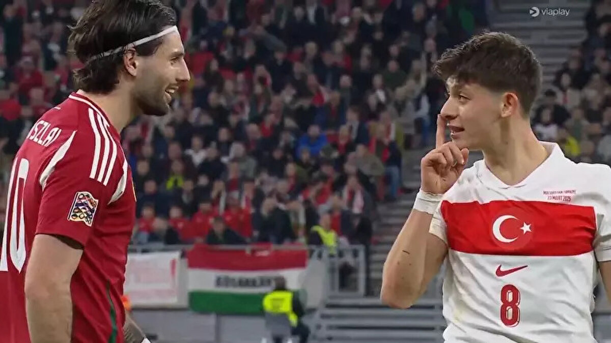 SZOBOZLAI YORUMU: TÜRK BİR OYUNCU BUNDAN KORKMAZ: <br> Arda Güler maçın ardından; "Çok mutluyum. Buraya geldiğimiz skorun bilincinde oynamaya çalıştık. Türk hiçbir oyuncu böyle maç içi sertliklerden korkmaz. Hepimiz birbirimiz için daha fazla koşuyoruz. 3 senedir yenilmiyorlarmış, o da iyi oldu. Szobozlai için de dediğim gibi bizi korkutmaya çalıştılar maç içi sertliklerle ama Türk bir oyuncu bundan korkmaz. Birbirimizle oynadıkça daha çok güveniyoruz. Daha iyi şeyler yapacağız inşallah." dedi.