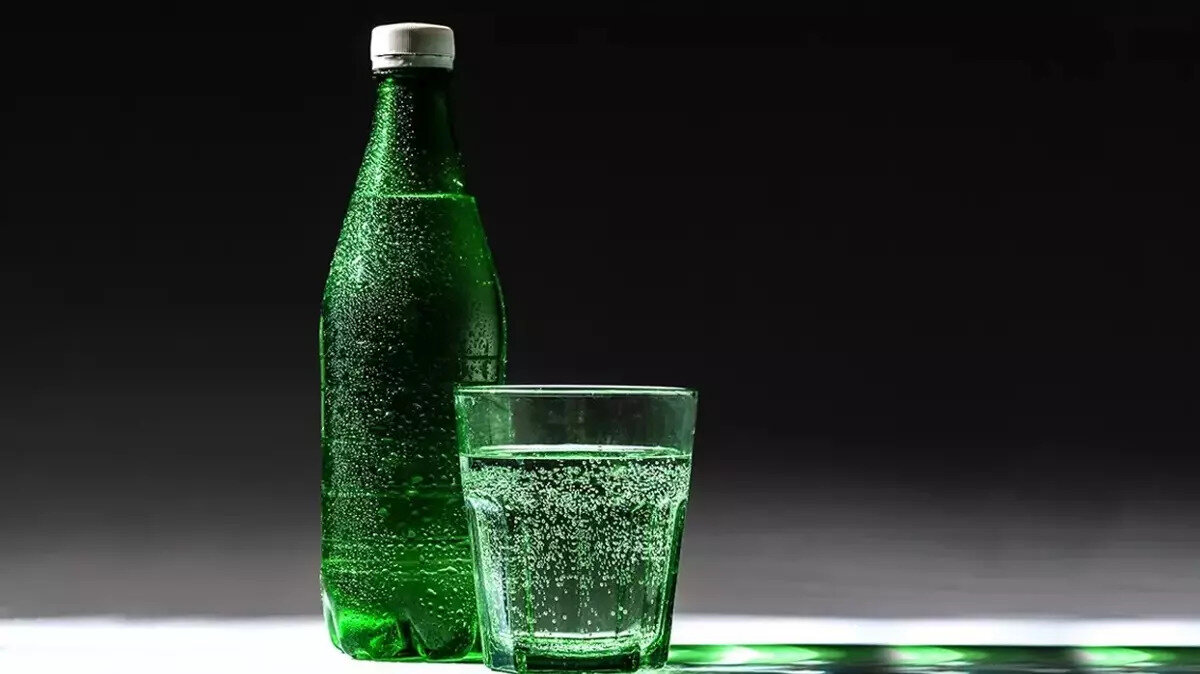 Kemik sağlığını destekliyor<br><br>Kalsiyum açısından zengin olan maden suyu, kemik sağlığına katkıda bulunur. Limonun içerdiği C vitamini ise kalsiyumun vücutta daha iyi emilmesini sağlar. Bu nedenle düzenli tüketildiğinde kemikleri güçlendirerek osteoporoz riskini azaltabilir.