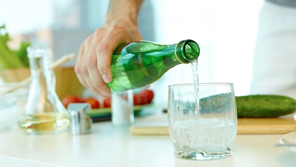 Sindirim sistemine destek<br><br>Maden suyu, mide asidini düzenleyerek hazımsızlık ve şişkinlik gibi sorunların önüne geçebilir. Gazlı yapısı sayesinde midede biriken gazları dağıtarak rahatlama sağlar. Limon ise mide asidini dengeleyerek sindirim sürecini kolaylaştırır. Yemek sonrası tüketildiğinde sindirimi hızlandırarak mideyi rahatlatır.