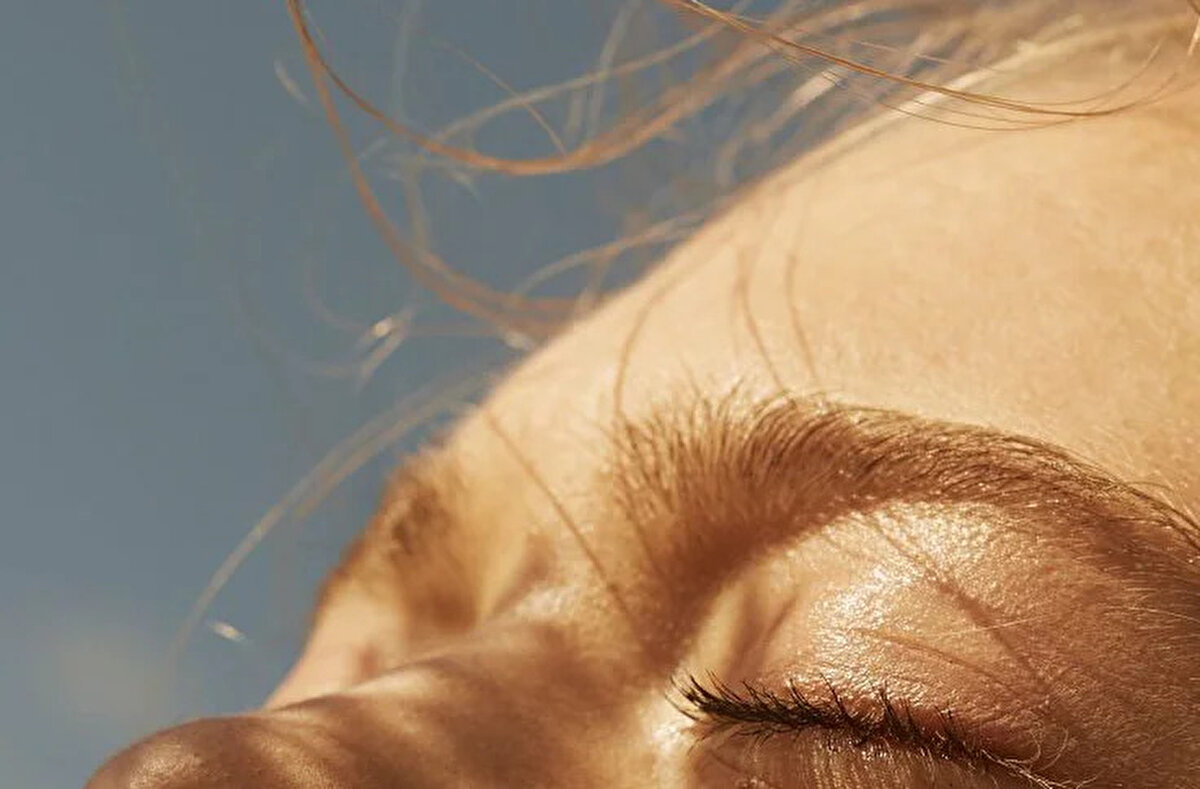 Cilt sağlığını koruyor<br><br>Maden suyu, mineraller açısından zengin yapısıyla cildin nem dengesini korur ve daha sağlıklı bir görünüm kazanmasına yardımcı olur. Limonun antibakteriyel özellikleri ise cildi temizleyerek sivilce ve akne oluşumunu engelleyebilir. Birlikte tüketildiğinde cildi içeriden besleyerek daha parlak ve canlı bir görünüm kazandırır.