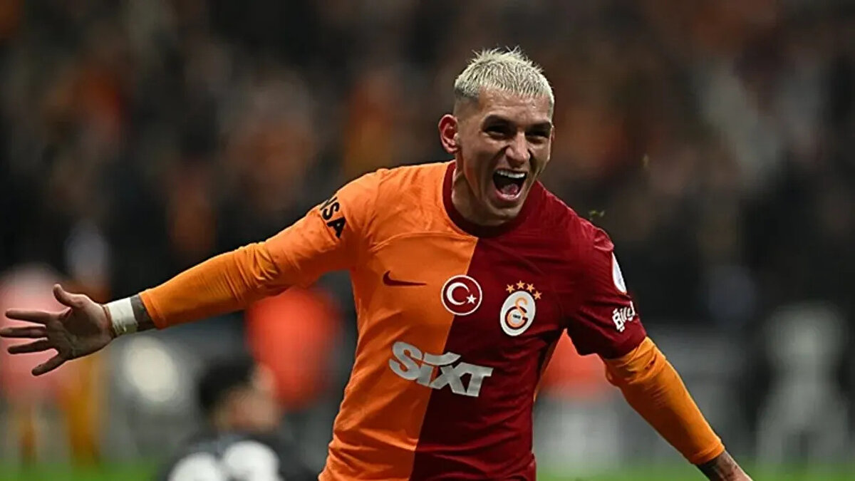 Galatasaray'ın sezon sonunda Lucas Torreira'ya gelecek teklifleri değerlendirme kararı aldığı iddia edildi.<br>