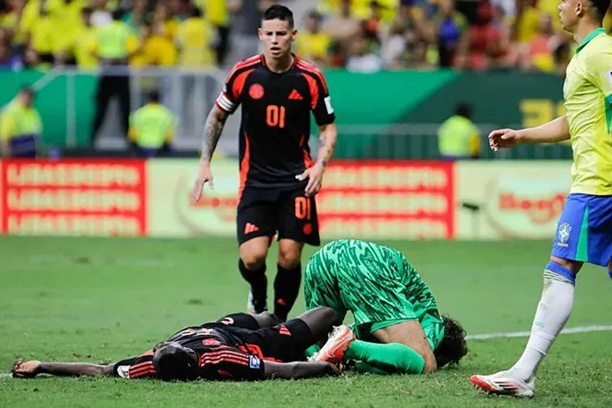 20 Mart Perşembe günü Brezilya maçında kafasına darbe aldığı için oyundan çıkan Davinson Sanchez, bu nedenle 26 Mart'ta Paraguay ile oynanacak maçta forma giyemeyecek.<br>