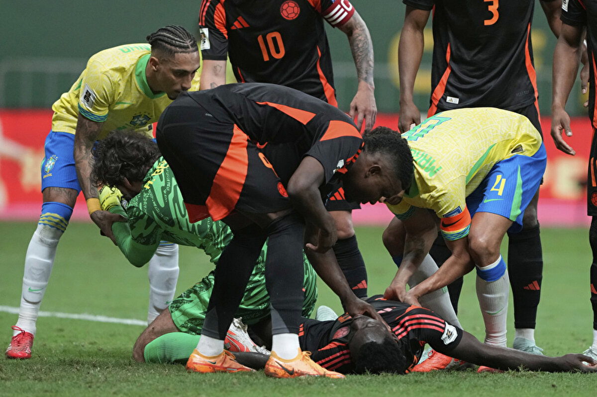 Caracol Radio'dan gazeteci Diego Rueda yaptığı açıklamada, Davinson Sanchez'in şu anda sadece Kolombiya Milli Takımı'nın diğer oyuncularına destek olmak için kampta bulunduğunu ve Paraguay maçında oynamayacağını belirtti.<br>