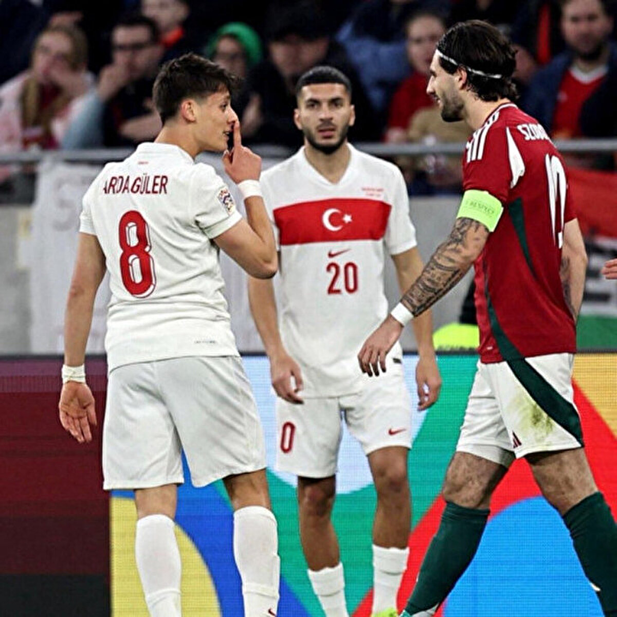 Macaristan-Türkiye maçı sırasında yaşanan bir pozisyon sonrası Arda Güler ile Dominik Szoboszlai gerginlik yaşamış milli oyuncumuz sus işareti yapmıştı.<br>